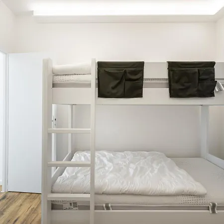 Moderne Avec Terrasse Et Acces Direct Aux Pistes - - Fr-1-640-23